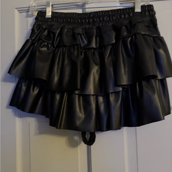 Black Mini Bubble skort with Ruffled Tiers - Picture 2 of 3